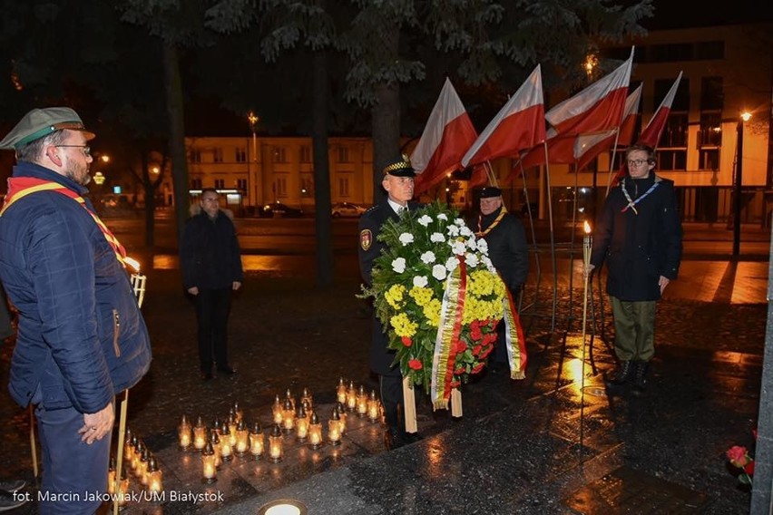 Białystok. Przedstawiciele władz miasta złożyli kwiaty i zapalili znicze w miejscach pamięci w rocznicę stanu wojennego [ZDJĘCIA]