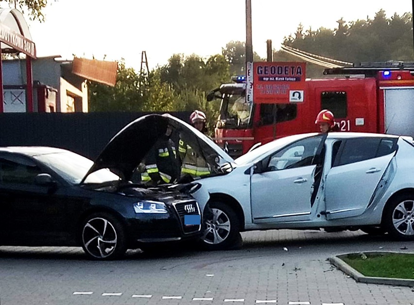 Łęka. Karambol trzech samochodów osobowych na drodze pod Nowym Sączem