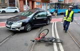 Potrącenie rowerzystki we Wrocławiu. Kierowca wyraźnie wymusił pierwszeństwo. Kobieta trafiła do szpitala