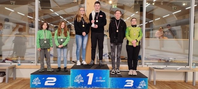 Podium MPJM w kategorii par mieszanych, na najwyższym stopniu Martyna Szymanowska i Szymon Figatowski (POS Łódź).