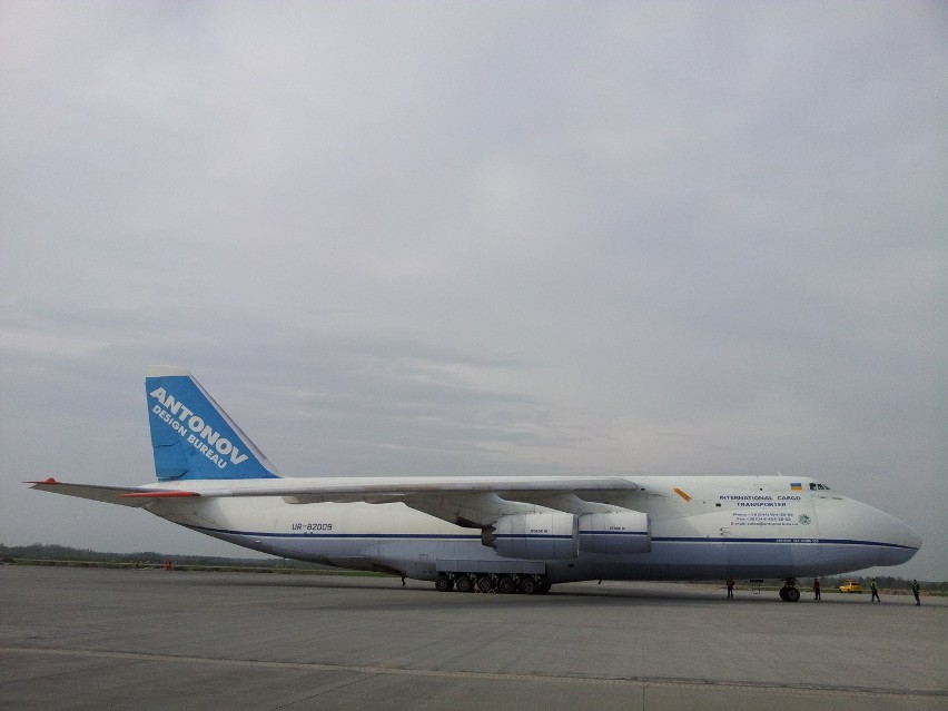 Gigantyczny AN-124 Rusłan w Pyrzowicach [ZDJĘCIA]