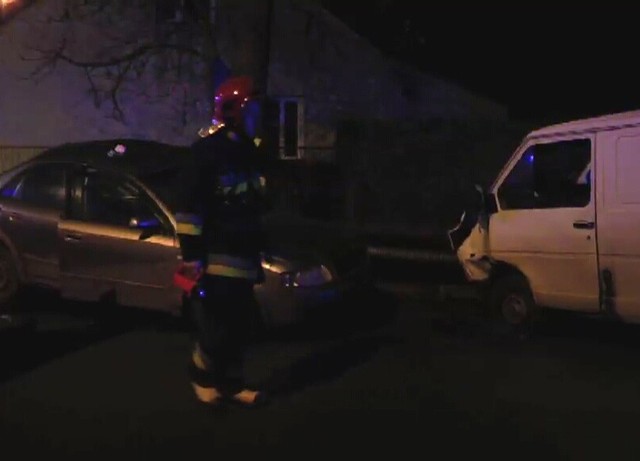 Zderzenie osobówki z samochodem dostawczym w Skarżysku Kościelnym. 3 osoby nie żyją