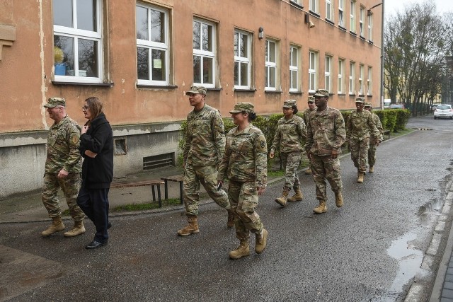 Amerykańscy żołnierze przy ul. Przybyszewskiego w Poznaniu