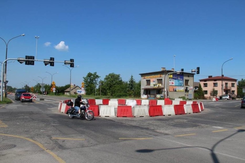 Tymczasowe rondo u zbiegu ul. Piłsudskiego i Tworzeń...