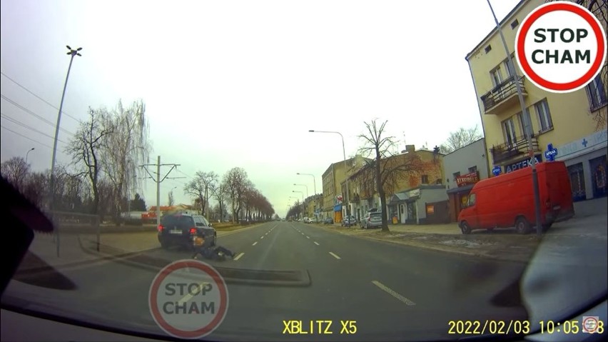 Łódź: Samochód potrącił pieszego, który wtargnął na ulicę....