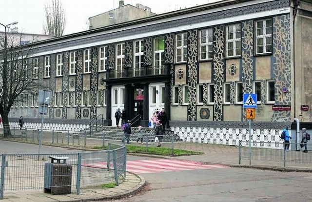 Mural Opiemme podkreśla architekturę budynku szkoły.