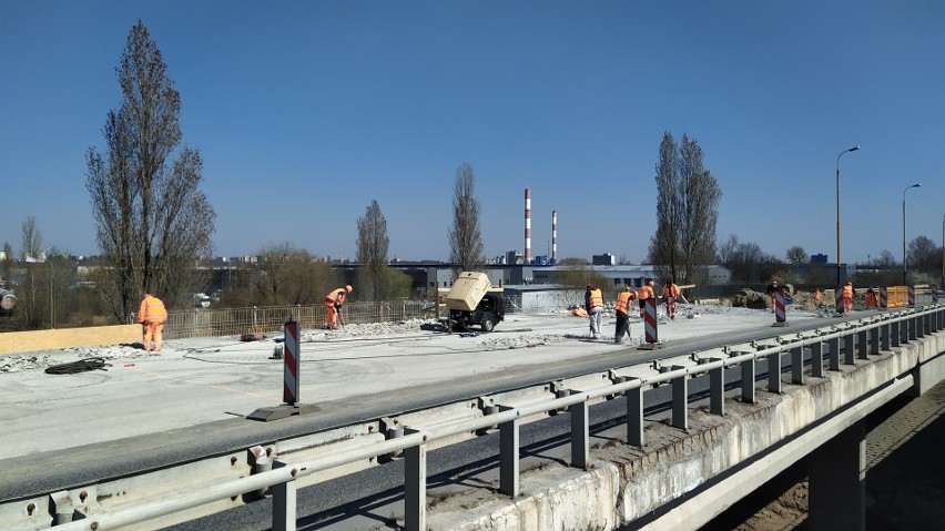 Remont wiaduktu na Dąbrowskiego w Łodzi. Prace trwają pomimo epidemii koronawirusa [ZDJĘCIA]