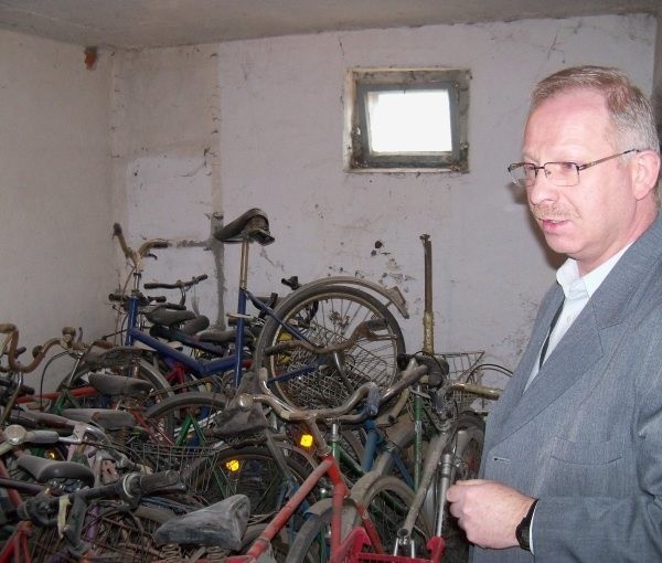 - W piwnicach starostwa na właścicieli czeka kilkaset rowerów - pokazuje Waldemar Janocha, który zajmuje się biurem rzeczy znalezionych.