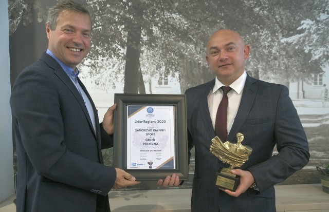 Sławomir Baćkowski, dyrektor radomskiego oddziału Echa Dnia, wręczył wójtowi Tomaszowi Adamcowi statuetkę i dyplom Lidera Regionu 2020 w kategorii "Sport".