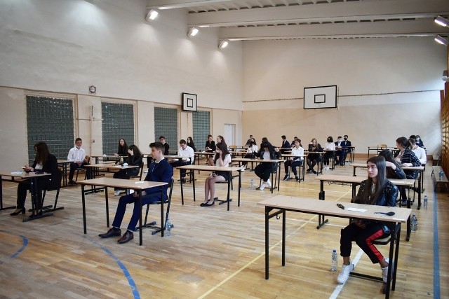 Uczniowie ósmej klasy Publicznej Szkoły Podstawowej imienia Jana Kochanowskiego w Rusinowie we wtorek pisali egzamin z języka polskiego.