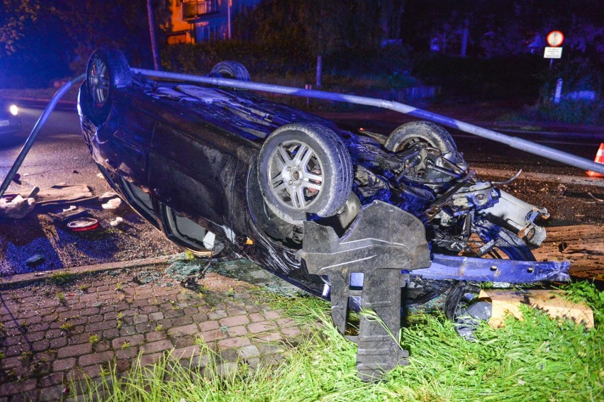 Wypadek na ul. Sanockiej w Przemyślu. 18-latek uderzył fordem w latarnię i dachował. Dwie osoby w szpitalu [ZDJĘCIA]