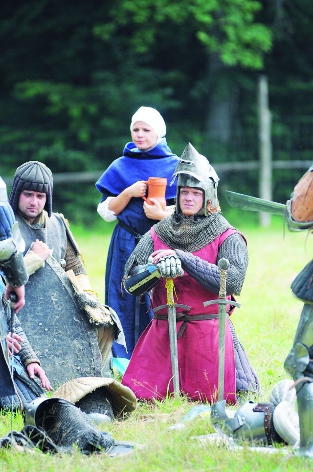 Rycerz walczy, panna piwo za nim nosi &#8211; tak to było w średniowieczu i na chwilę także tydzień temu w Białowieży