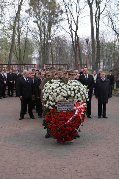 Wieniec, w kształcie biało-czerwonego serca udekorowano w środku zbiorowym zdjęciem ofiar katastrofy w Smoleńsku.