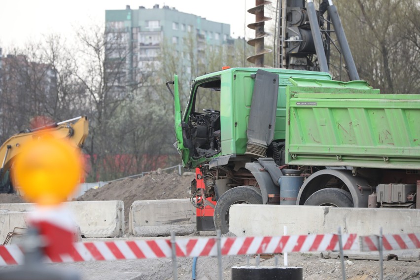 Poważny wypadek w Krakowie. Ciężarówka zderzyła się z tramwajem