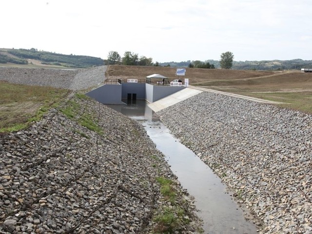 Polder za 36 mln zł już chroni Przeworsk i Kańczugę przed powodziąSuchy zbiornik przeciwpowodziowy ma rezerwę powodziową 3 mln m sześc. i ma chronić przed powodzią mieszkańców miasta i gminy Kańczugi oraz Przeworska.