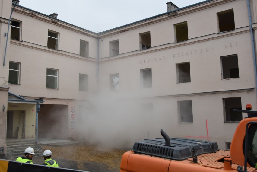 Burzenie szpitala przy ul. Staszica w Lublinie. Zobacz, jak część charakterystycznego budynku obraca się w gruz