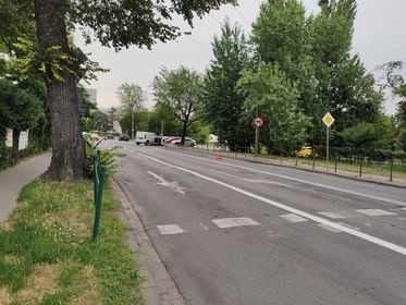 Rozbity samochód i policja na Winogradach w Poznaniu