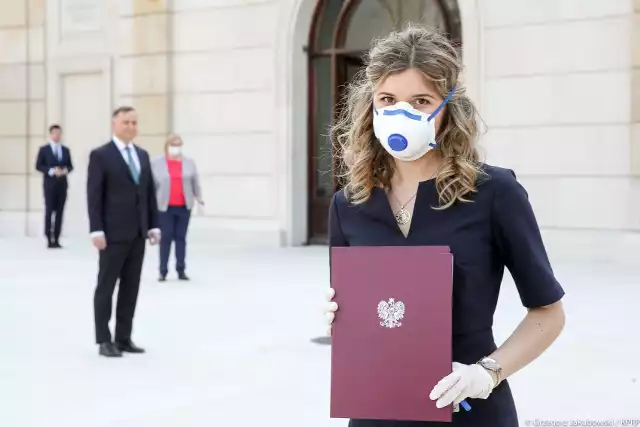 Uroczystość wręczenia nominacji na asesora sądowego z powodu pandemii koronawirusa odbyła się w wyjątkowych warunkach w ogrodzie Pałacu Prezydenckiego w Warszawie (7.04.2020 r.)