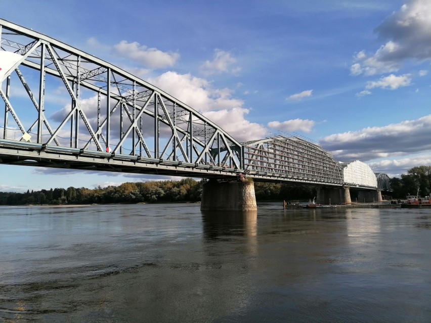 Toruń. Pierwsze wsporniki na moście Piłsudskiego. Dzięki nim zwiększy się szerokość chodnika [zdjęcia]