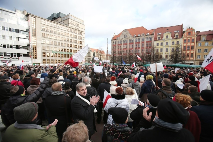 Wrocławianie w obronie demokracji. Ponad 2 tysiące osób na pl. Solnym