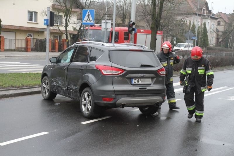 Wypadek na Kochanowskiego. Zderzyły się ford i ligier - auto, którym można jechać bez prawa jazdy