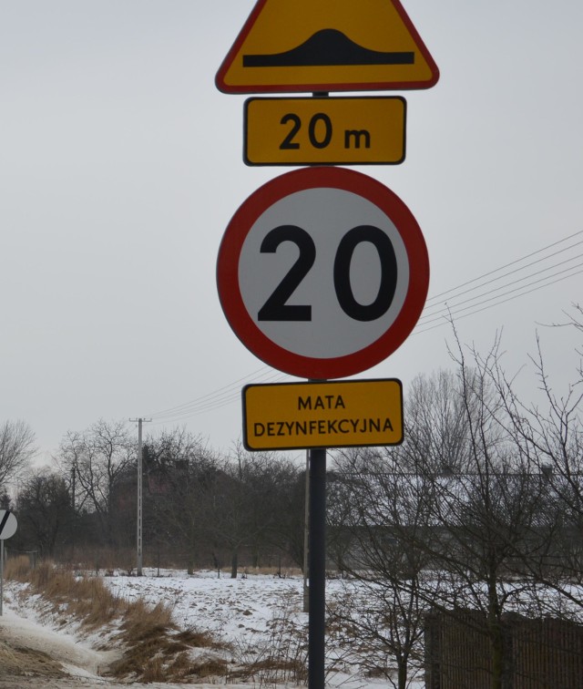 Rok zaczął się pod znakiem zagrożenia ptasią grypą. W gminie Książ Wielki, gdzie odkryto ognisko zakażenia, pojawiły się maty dezynfekcyjne.