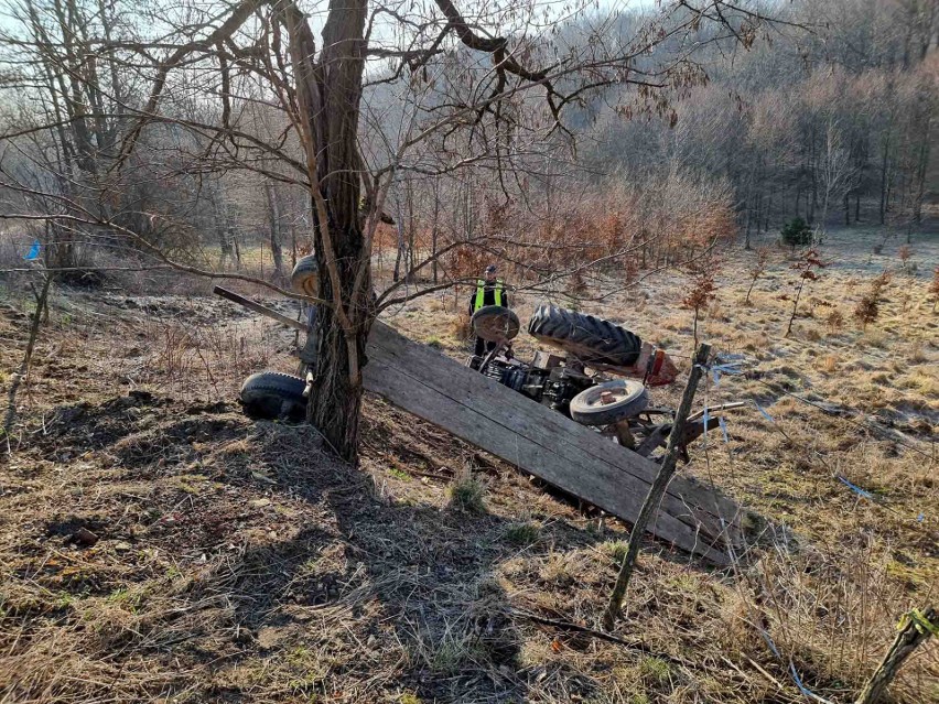 Wypadek w Ujkowicach. Traktor wypadł z drogi. Kierowca został ranny [ZDJĘCIA]