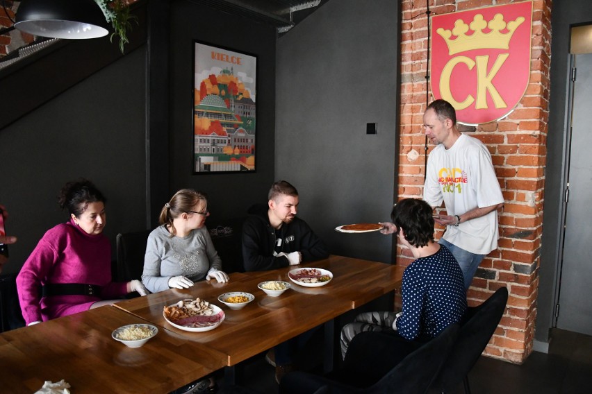 Podopieczni Stowarzyszenia Z Nami Raźniej odwiedzili Pizzerię 105 w Kielcach. Były warsztaty kulinarne i degustacja pizzy. Zobacz zdjęcia