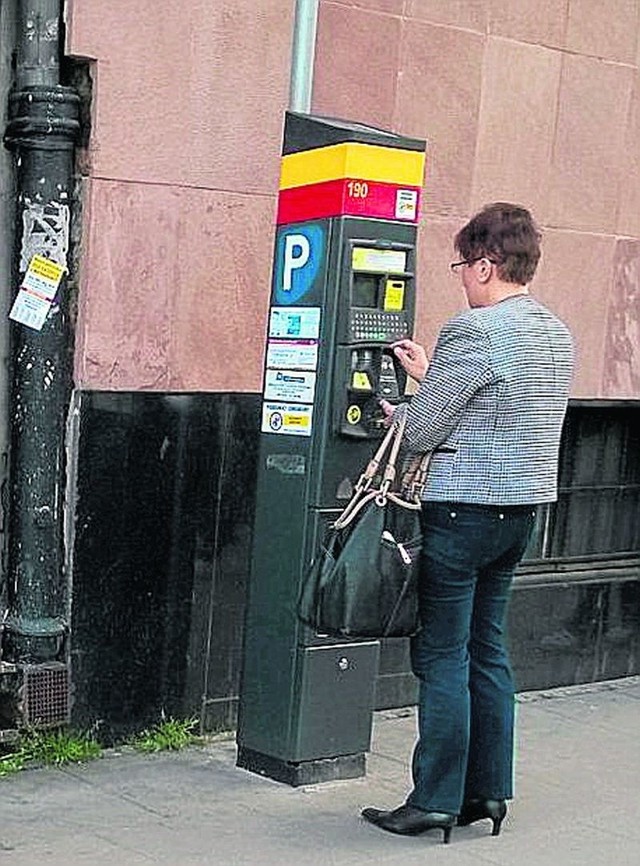 Główną wadą łódzkich parkomatów jest to, że nie wydają reszty.