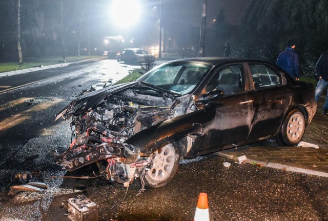 Na skrzyżowaniu ulic Koronowskiej i Krajeńskiej zderzyły się dwa samochody osobowe. Do wypadku doszło w środę, krótko po godzinie 18. Na miejscu pojawiły się dwa zastępy straży pożarnej.- Zderzyły się dwa samochody osobowe, którymi jechały cztery osoby dorosłe i trzyletnie dziecko - mówi kpt. Aleksandra Starowicz, rzecznik prasowy Komendanta Miejskiego Państwowej Straży Pożarnej w Bydgoszczy. - Dziecko zostało przetransportowane do szpitala na obserwację.Na miejscu trwają jeszcze utrudnienia, ale przejazd przez skrzyżowanie jest możliwy.Prognoza pogody (TVN Meteo, x-news)