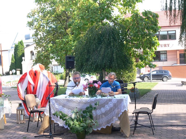Pierwszą czytającą parą był od lewej - Krzysztof Pitra, dyrektor Miejsko - Gminnego Ośrodka Kultury i Sportu  w Koprzywnicy oraz Jan Beksiński emerytowany nauczyciel.
