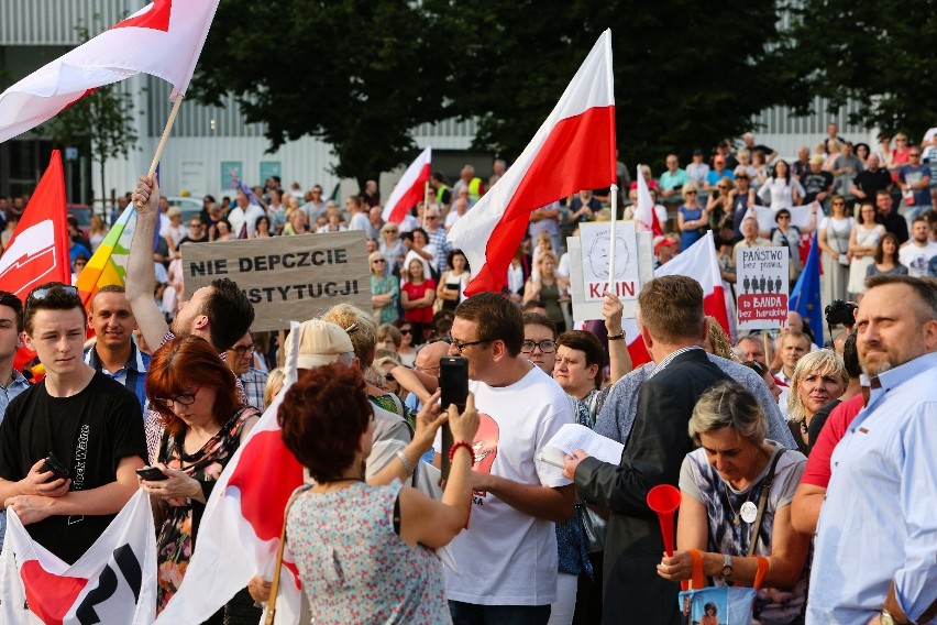 Protest na Placu Solidarności przeciwko reformie sądów. Przyszedł tłum [zdjęcia, wideo] 