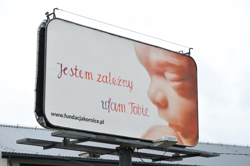 Antyaborcyjne billboardy z płodami w  Przemyślu. To kampania pro-life Fundacji Nasze Dzieci - Edukacja, Zdrowie, Wiara [ZDJĘCIA]