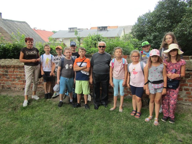 Spora grupa dzieci korzysta z wakacyjnej oferty biblioteki w Golubiu-Dobrzyniu