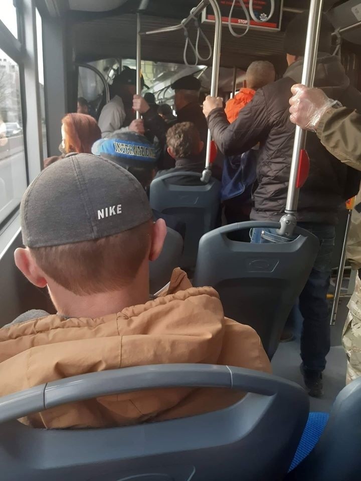 Koronawirus w Krakowie. Pasażerowie narzekają na tłok w MPK. Boją się zakażenia koronawirusem