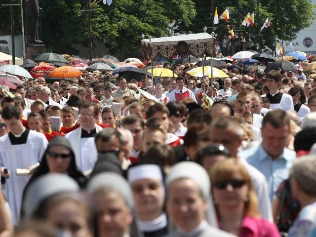 w ubiegłym roku zgromadziło tłumy wiernych podczas procesji