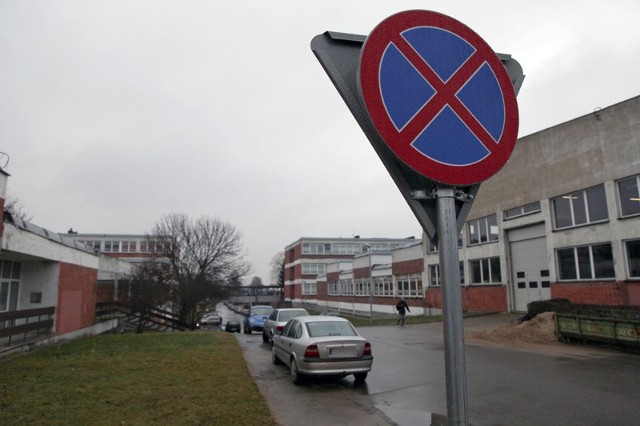 Na stojące na terenie Politechniki Białostockiej znaki zakazu zatrzymywania się nikt dotąd nie zwracał uwagi