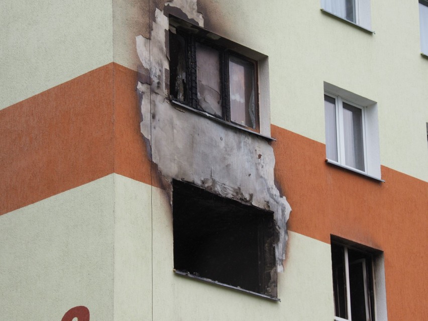 Po pożarze w wieżowcu przy ulicy Starzyńskiego w Koszalinie. Trwa wielkie sprzątanie