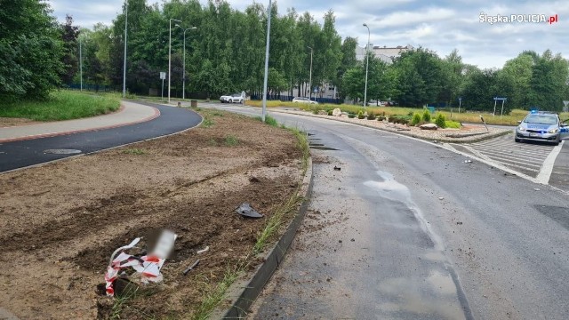 Policjant z Wydziału Ruchu Drogowego Komendy Wojewódzkiej Policji w Katowicach bez wahania zareagował na zachowanie kierowcy osobówki, który uderzył w latarnię i próbował odjechać z miejsca zdarzenia. Mimo, że mundurowy przebywał na wolnym, od razu ruszył za kierującym i zatrzymał go po krótkim pościgu. Okazało się, że 25-latek wielokrotnie złamał wiele przepisów, a Toyota, którą się poruszał, została skradziona w nocy z 24 na 25 czerwca.Fot. Policja