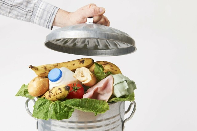 Jak ograniczyć marnowanie jedzenia? Sprawdź 10 prostych sposobów, które pozwolą skończyć z wyrzucaniem żywności