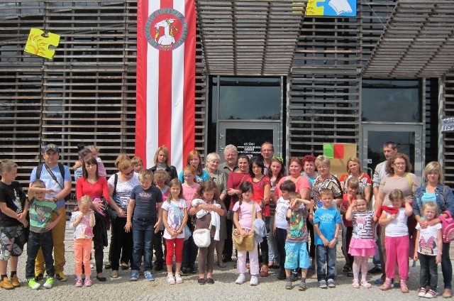 Liczna grupa dzieci wraz z opiekunami pojechała na wycieczkę do Centrum Bajki w Pacanowie, ufundowaną przez Europosła Czesława Siekierskiego, jako wygraną podczas festynu z okazji Dnia Dziecka w Staszowie. Wycieczkowiczom towarzyszyli - na zdjęciu w środku, od lewej: Wanda Bartos wiceprezes Zarządu Miejsko Gminnego Polskiego Stronnictwa Ludowego, Eroposeł Czesław Siekierski, Karolina Kępczyk Dyrektor Europejskiego Centrum Bajki w Pacanowie, Jacek Maruszewski wiceprezes Zarządu Miejsko Gminnego Polskiego Stronnictwa Ludowego.