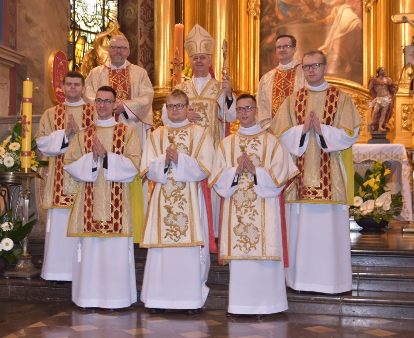 Święcenia diakonatu w Bazylice Katedralnej w Kielcach. Mszę odprawił biskup Jan Piotrowski. Była najbliższa rodzina alumnów [DUŻO ZDJĘĆ]
