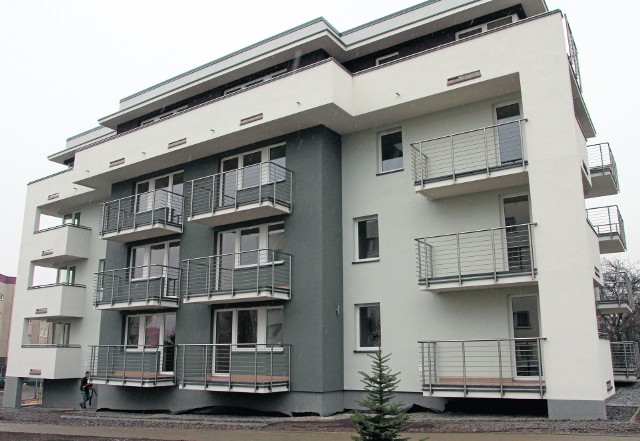 Dom dla seniorówPrzy ulicy Kazimierza Wielkiego powstał drugi blok dla seniorów. Jest bliźniaczo podobny do sąsiada. Ma 23 mieszkania .