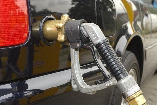 Kiedy cena za litr benzyny 95 dochodzi do 6,50 zł (stan na poniedziałek 7.03.) pokonanie samochodem, którego silnik zużywa średnio 7 l/100 km dystansu 100 km kosztuje 45,50. Przejechanie tego samego odcinka autem na gaz będzie kosztowało ok. 25 złotych (Pb 6,50, LPG 3,20 zł). Jeśli ceny benzyny będą, jak ostatnio nadal rosły to wtedy, gdy nawet wtedy gaz też zdrożeje i tak opłacalność jazdy na tym paliwie będzie jeszcze bardziej rosła. Dlatego kierowcy znowu rzucili się na montaż instalacji LPG, a warsztaty przeżywają oblężenie.Fot. Fotolia