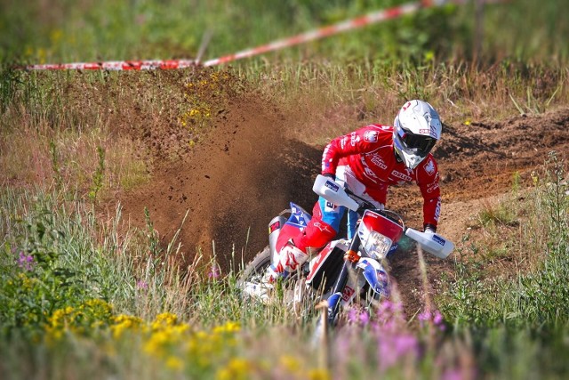 Maciej Giemza z Piekoszowa jest już na Łotwie. W sobotę motocyklista Orlen Team wystartuje w mistrzostwach Europy w rajdach enduro. Obecnie jest drugi w klasyfikacji generalnej swojej klasy i bardzo zależy mu na tym, żeby zakończyć tę rywalizację na podium.Zapraszamy do obejrzenia galerii zdjęć z piątkowego treningu, autorstwa Mateusza Wawrzeńczyka.(dor)