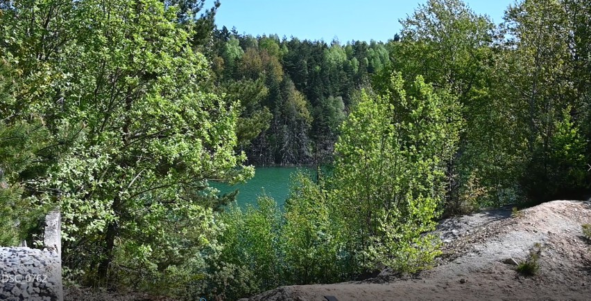 Szmaragdowe Jezioro w Wiśniówce w gminie Masłów jest piękne, ale i niebezpieczne! A ludzie i tak łamią zakaz wstępu. Zobacz film i zdjęcia