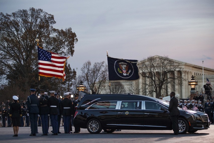 Pogrzeb George'a Busha seniora [ZDJĘCIA] Uroczystości żałobne 6.12 po śmierci 41. prezydenta USA. Kiedy zostanie pochowany George Bush?