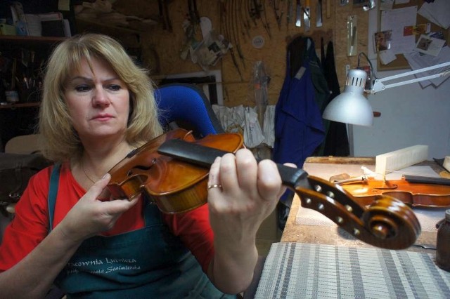 Najlepszy uczestnik konkursu otrzyma skrzypce wykonane przez dr Honoratę Stalmierską (na zdjęciu). Będzie to kopia instrumentu, na którym grała prof. Jadwiga Kaliszewska