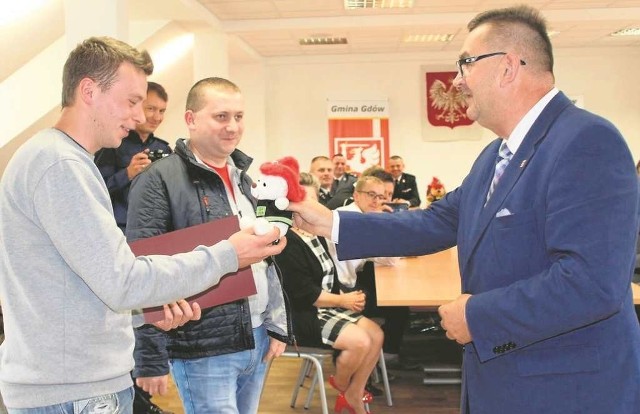 Mariusz Tuleja i Tomasz Szostak odbierają gratulacje od wójta Zbigniewa Wojasa