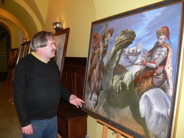 Dyrektor Muzeum Historycznego Miasta Tarnobrzega, Adam Wójcik jest zachwycony obrazami Dariusza Kalety.